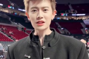 任嘉伦昨日去现场支持杨瀚森，并得到了一件开拓者赠送的专属球衣