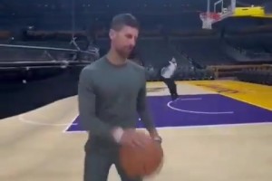 梦幻联动🔥德约在湖人主场三分一发入魂！霸王步庆祝！