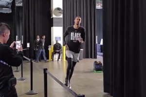 外星人迎面朝你跑来！🙊周玲安晒视频：文班跑步进入球馆