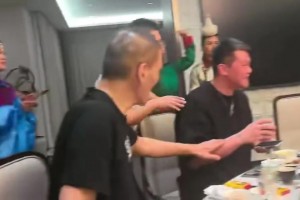 刘玉栋晒与巴特尔、朱芳雨聚餐视频！朱总喝多少啊？脸这么红😂