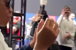 小孩哥：你的墨镜好帅！米球王：那就送你了！围观人一阵惊叹😃