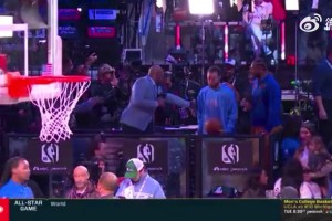 还得是你😎！库里在NBC现场嘉宾席 完成高难度超远投