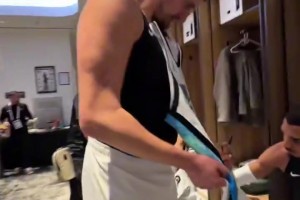 还是你会玩！约基奇让文班在他的球衣上画一个外星人~