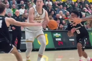 有点小策应~王俊杰接球顺势妙传篮下，助队友起飞暴扣！