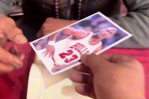 你TND真是个人才！一球迷拿着乔丹照片去给道士算命😂