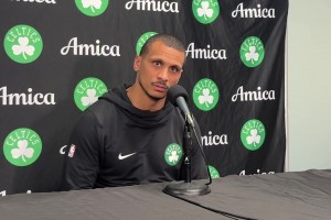 吓人啊！记者问及塔图姆今日是否参与到队内训练，马祖拉死亡凝视